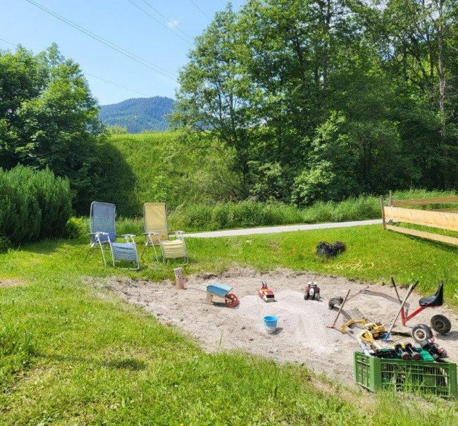 Viele Tiere am Hof zum Spielen und Streicheln